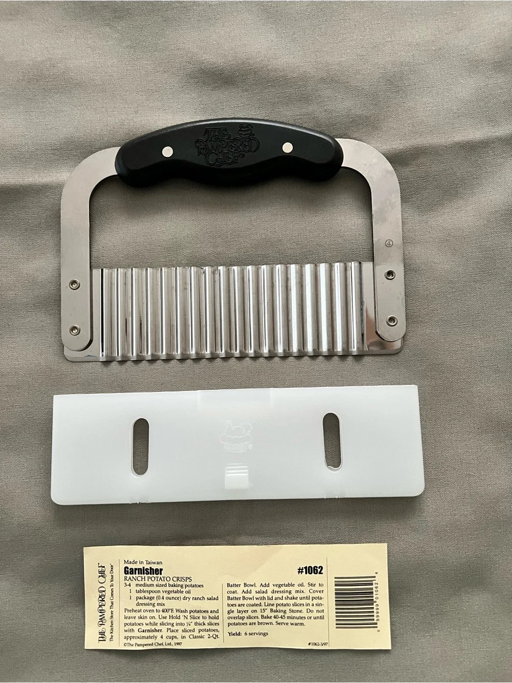 The Pampered Chef Crinkle Cutter Garnisher - #1062 retired